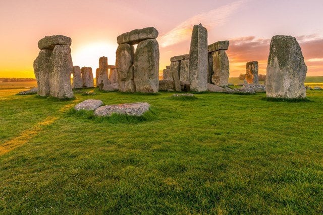 Stonehenge inner circle tour at sunrise