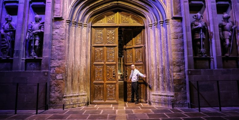 see the harry potter studio and the unversity town of Oxford where many scenes from the films were shot