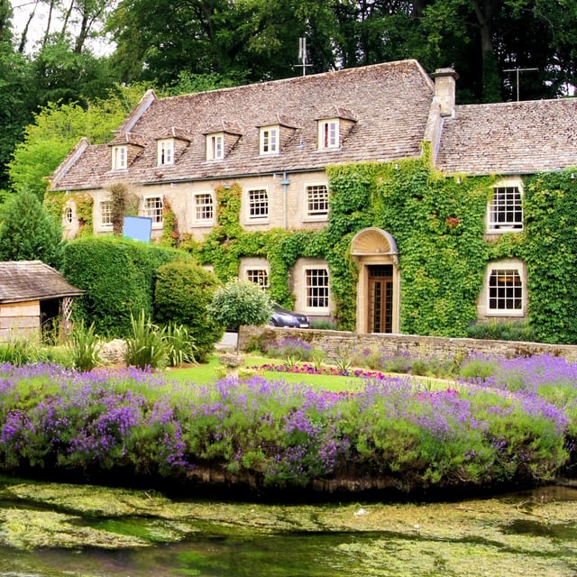 Bibury-cotswolds-swan-inn-adobe-paid-scaled 640