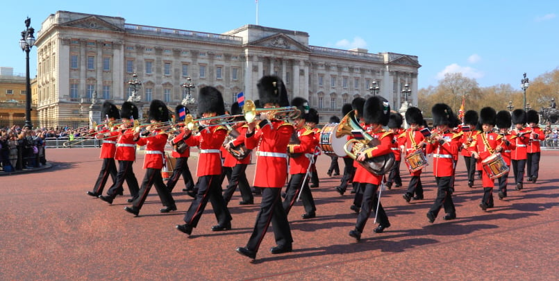 https://www.touristengland.com/wp-content/uploads/2021/12/London-marching-Buck-Palace-805.jpg